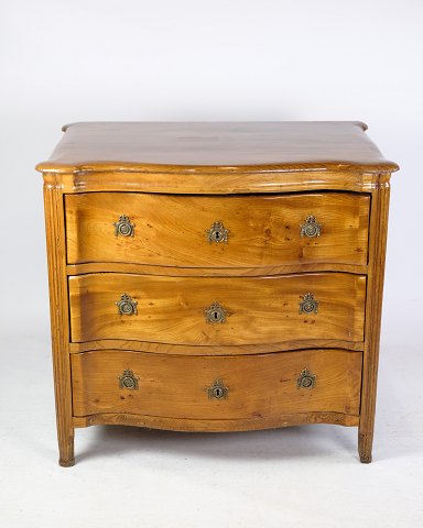 Small fine louise seize chest of drawers in elm wood from Copenhagen around the 
period 1780s.
Dimensions in cm: H: 79 W: 85 D: 56
Great condition
