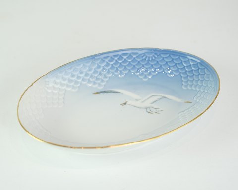 Oval bowl from B&G with high edge in gull frame with gold edge no. 39
Great condition
