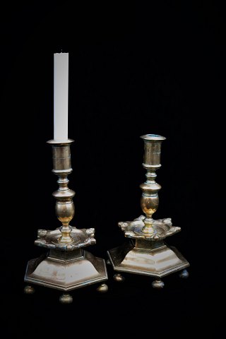 A pair of 1700 century candlesticks in solid brass with fine patina. 
Height 24cm. Foot, 6 angular Dia.:15cm.