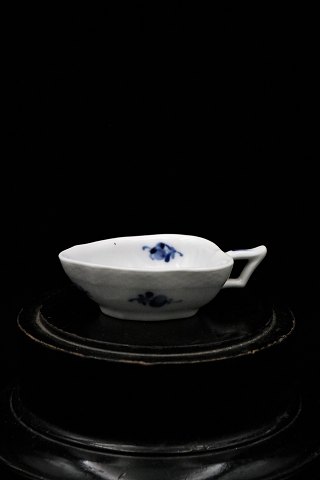 Rare Royal Copenhagen Blue Flower Braided bowl with handle. 
RC#10/8004. 1.sort. 1923-28.
H:2,8cm. 10x6,5cm.