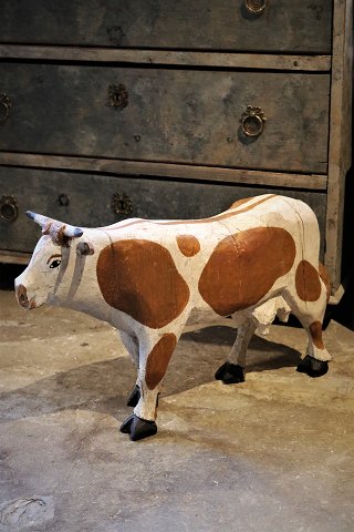 Decorative, Swedish 1800 century cow in carved wood with old paint 
and a really nice patina. H:36cm. L:60cm.