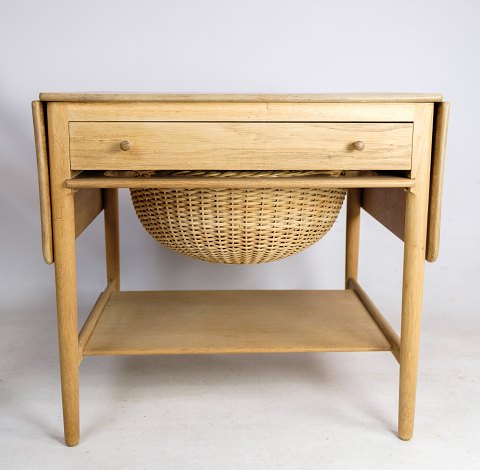 Sewing table, oak, Hans J. Wegner, 1960
Great condition

