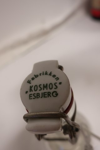 Patentflaske fra KOSMOS
Teksten "KOSMOS" er præget i flaskens glas og på proppen står der med grøn 
skrift "Fabrikken KOSMOS, Esbjerg"
I flaskens bud er præget "Mineralvand"
