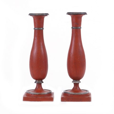 Pair of tulip shaped red decorated pewter 
candelsticks. Denmark circa 1840. H. 21cm