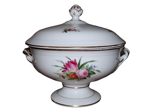 Royal Copenhagen
Large soup tureen with bouquets of flowers from 1820-1850