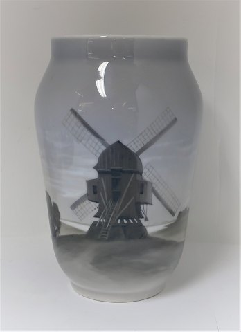 Royal Copenhagen. Porcelæns vase med motiv af en mølle. Model 1851/1217. Højde 
25,5 cm. (1 sortering)