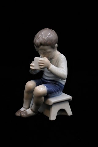 Bing & Grøndahl porcelænsfigur af lille dreng der drikker mælk...