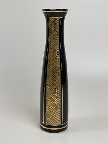 Elegant Art Deco glass vase, 1930s-1940s. Black/burgundy with gold