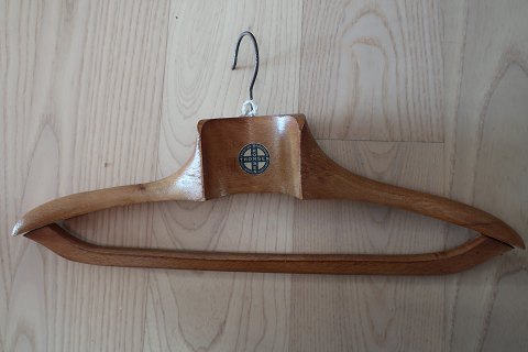 Coat hanger made of wood - old
Decorative and good in use
Text: Christian Thomsen Barnevogne, Børste & Kurvevarer - Trævarer og Maatter
