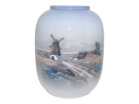 Lyngby porcelain
Vase with Danish mill and farm