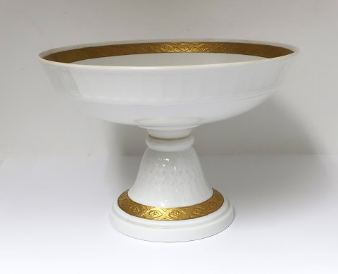 Royal Copenhagen. Fan with gold. Cake Dish on high foot. Model 11549. Height 16 
cm. Diameter 23 cm. (1 quality)