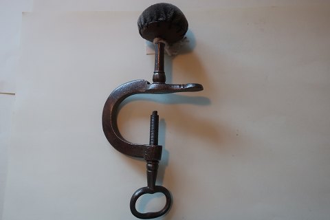 Tool for the needlework, antique, made of iron
With a screw to secure it to the table.
From the 1800