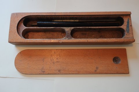 An old pencil box made of wood
This is an exampel of how the pencil box was in the good old days
The tools for writing are part of the price
L: 23cm