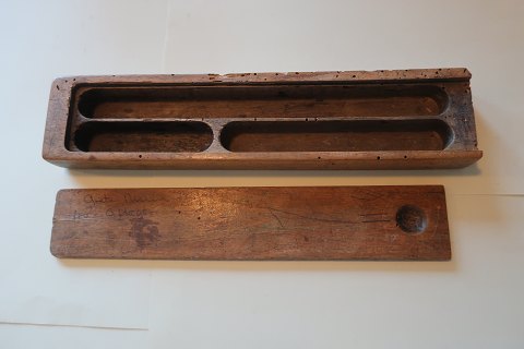 An old pencil box made of wood
This is an exampel of how the pencil box was in the good old days
L: about 23cm