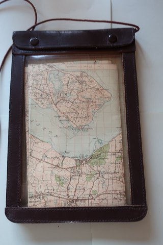 An old item to keep hold of the map at the handlebars of the bicycle
Is to protect the map
Made of leather
L: About 26cm