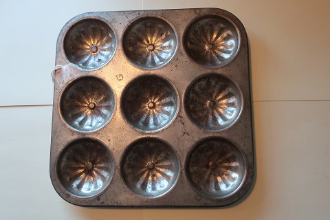 An old baking tin made of metal
9 items on one tin