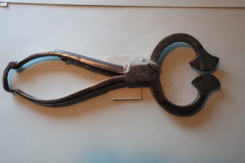 An antique sugar candy pair of tongs
Handmade of iron
About 1850
