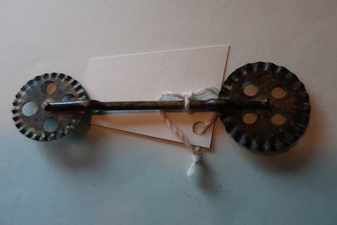 An antique tool for making the danish "klejner" (cakes)
Rear tool with a wheel in both ends
Made of brass
About 1900