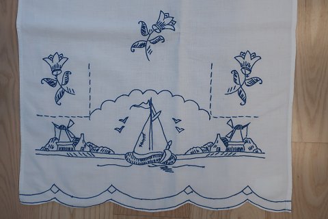 Parade piece
A beautiful old parade piece with handmade blue embroidery
107cm x 48cm
The antique, Danish linen and fustian is our speciality