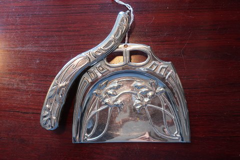 An old dustpan set = 2 items - both with beautiful decorations
In a good conditio