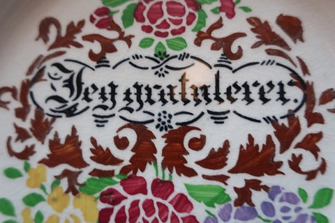 An old beautiful plate with the text "Jeg gratulerer" (I congratulate)
In a good condition