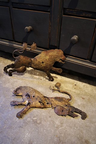A pair of decorative antique 1700 / 1800s lion ornaments in metal with remnants 
of old gold plating...