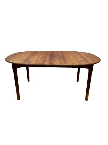 Walnut dining table in Danish design by P. Verner, 1960
Great condition
