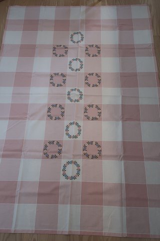 An old table tuch
With very well done embroidery, made by hand
180cm x 125cm