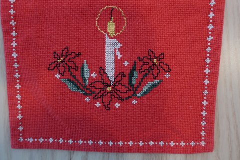 Gammel smuk jule-bordløber
Håndbroderet i korssting
Bringer hyggen ind i hjemmet
63cm x 23cm 
God stand, , lille plet