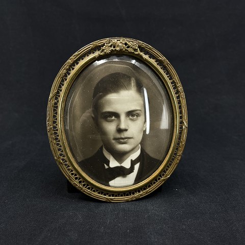 Oval picture frame from the 1920s