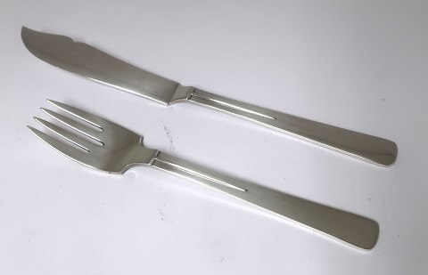 Hans Hansen. Sølvbestik. Arvesølv no. 17. Fiskekniv & fiskegaffel. Længde 21 cm 
& 17 cm.