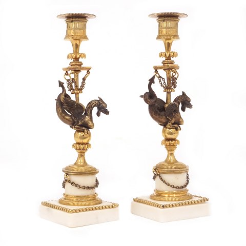 Ein Paar feuervergoldete Bronzenleuchter auf 
Marmorfuss. Dekoriert mit Drachen. Schweden um 
1840. H: 26cm