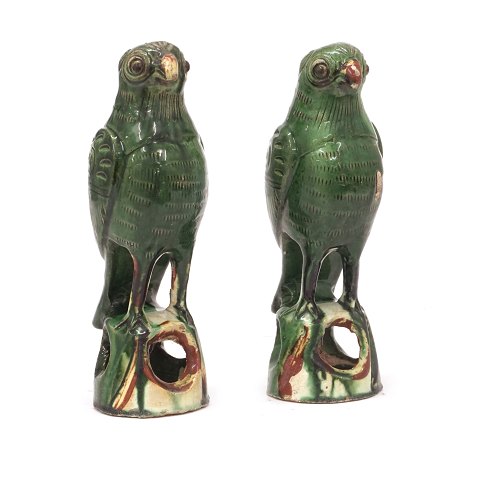 Ein Paar grünglasierte papegeien aus Keramik. 
China Ende der Qing Dynastie. H: 21cm