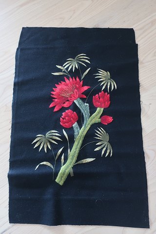 Tapestry / Fabric
Embroidery made by hand on blackblue fabric
With a exclusive motiv in a good quality of the embroidery
H: 79cm
W: 50cm
Very beautiful and in a very good condition