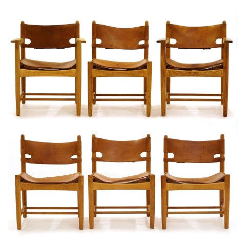 Satz von sechs Børge Mogensen 3237 & 3238 Stühlen 
aus patiniertem Eiche und Kernleder. Zwei mit 
Armlehnen. Guter Zustand