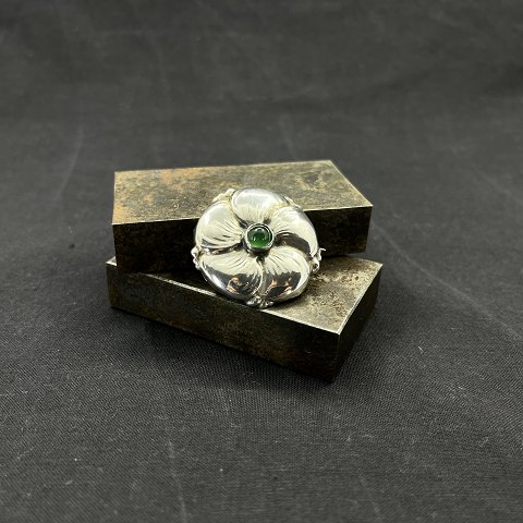 Rund art nouveau broche med grøn sten