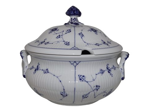 Blue Fluted Plain
Round soup tureen from 1898-1923