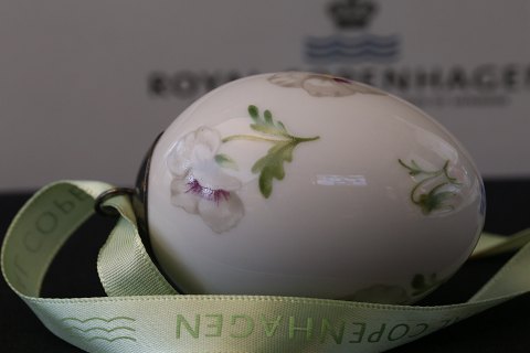 Porcelain egg from Royal Copenhagen, white pansy, vintage 2007