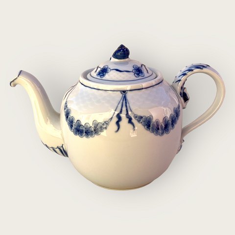 Bing & Grondahl
Empire
Teapot
#656
*DKK 1200