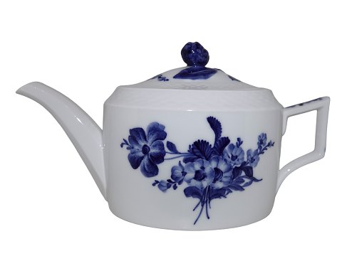 Blue Flower Braided
Rare oblong tea pot