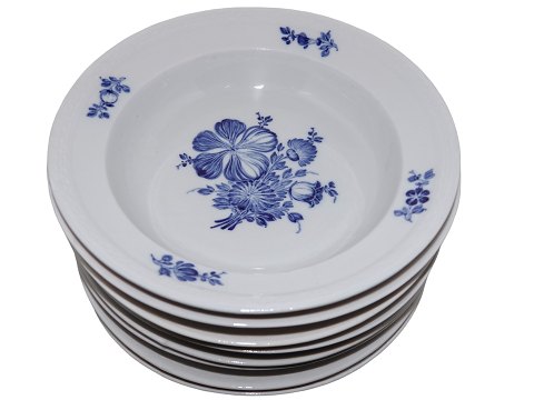 Blue Flower Braided
Extra deep soup plate. from 1820-1850