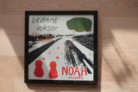 Poster from NOAH, Aalborg
Text "DRØMME vokser ikke ind i himlen "= ( dreams do not grow into the sky)
In an original frame
H: 46cm
W: 46cm
From the 1960 - 1970-years
In a good condition
