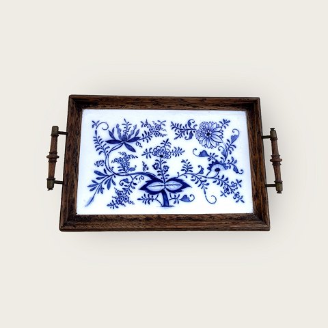 Tablett aus Steingut
Blaues Blumenmuster
Rahmen und Griff aus Holz
*600 DKK