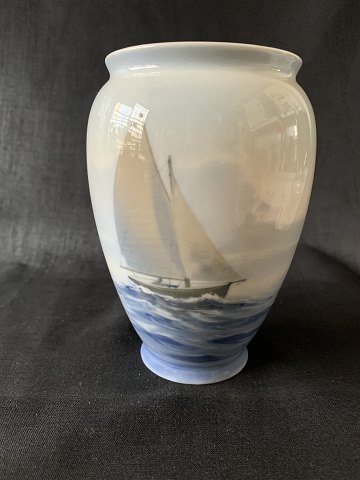 Vase fra Bing & Grøndahl, med båd på åbent hav, 2. sort, dek nr. 2623-365