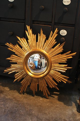 Decorative, old French sun mirror in gilded wood with a very fine patina. Dia.: 
68cm...
