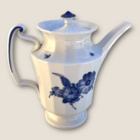 Royal Copenhagen
Angular blue flower
Coffee pot
#10/ 8502
*DKK 300