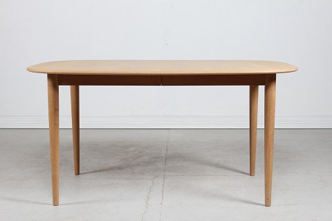 Danish Modern
Dining table of oak
