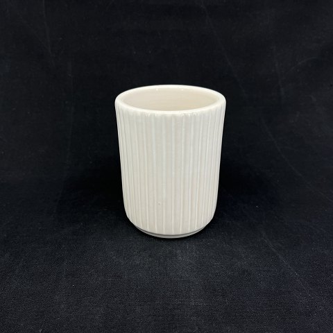 Hvid riflet vase fra L. Hjorth