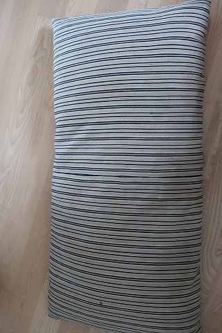 Olmertuch / Barchent, Flachs
Antikes dänisches Olmertuch handgewebt damals, und deshalb NICHT industriell 
hergestellt oder nachgemacht.
Das Olmertuch ist sehr kräftig und dichtgewebt.
Diese Kissen:  132cm x 66cm
Dies ist als lang-Kissen gemacht