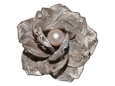 Sølv 
Filigran broche med perle fra 1940-1960